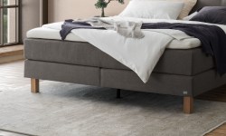 20250728-Solara_Milieu_Presley_Pace-grey_Eiche-bright-geoelt_Fuesse_1920x1920